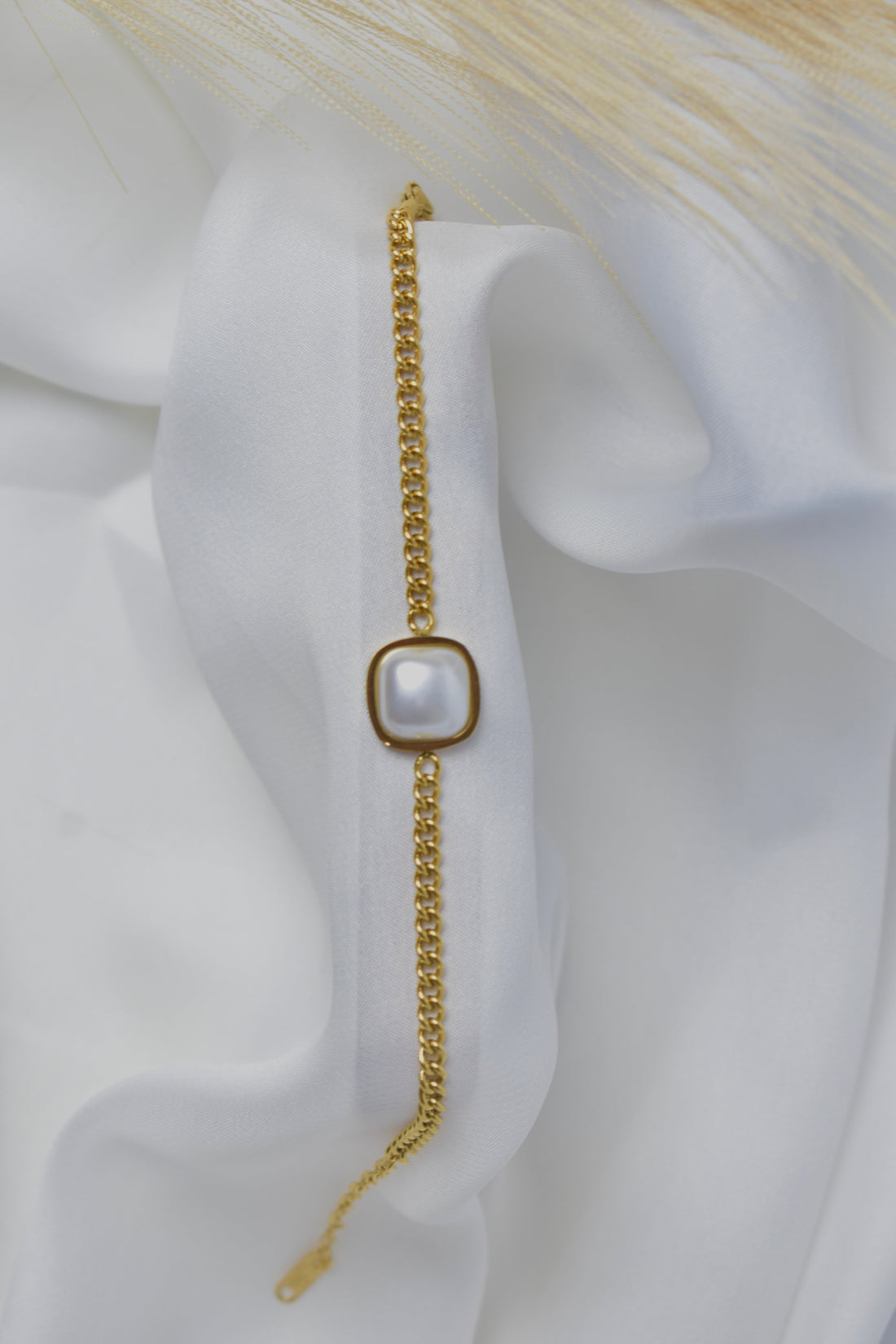Golden Grace Pearl Charm Bracelet – Elegant Women's Jewelry